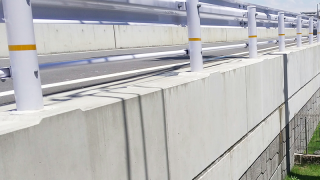 コンクリートいた柵 境川